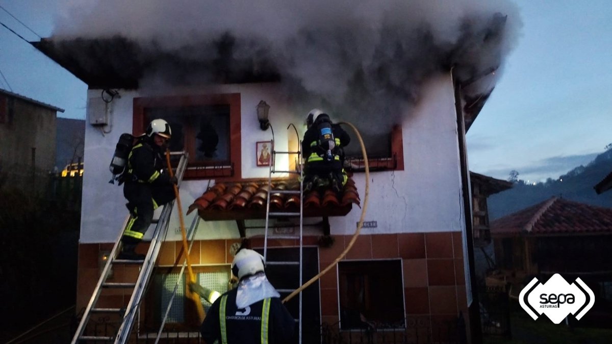 Un hombre de 40 años sufre quemaduras tras incendiarse su vivienda en La Infiesta, Piloña