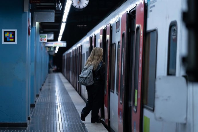 Archivo - Arxivo - Una persona entra en un tren, en l'estació de Gràcia, a 24 de gener de 2025, a Barcelona, Catalunya (Espanya).