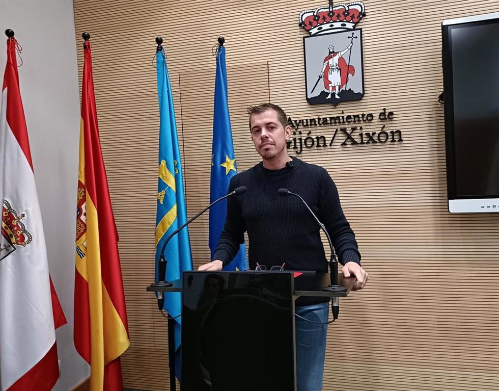 Archivo - El portavoz de IU en el Ayuntamiento de Gijón, Javier Suárez Llana, en rueda de prensa en el Consistorio gijonés.