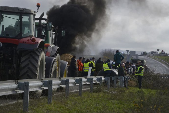 Agricultores y ganaderos cortan la A-52 con tractores y rollos de paja, a 10 de enero de 2026, en Xinzo de Limia, Orense, Galicia (España).