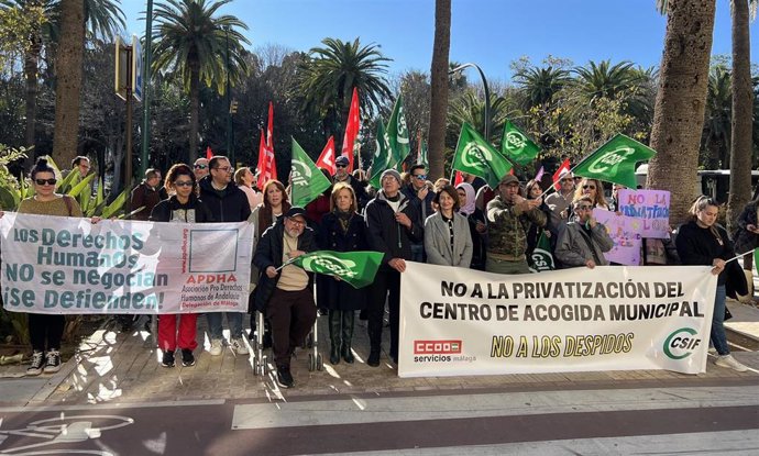 Imagen de archivo del grupo socialista con trabajadores de albergues.