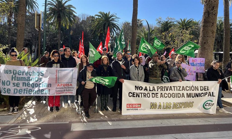 Imagen de archivo del grupo socialista con trabajadores de albergues.