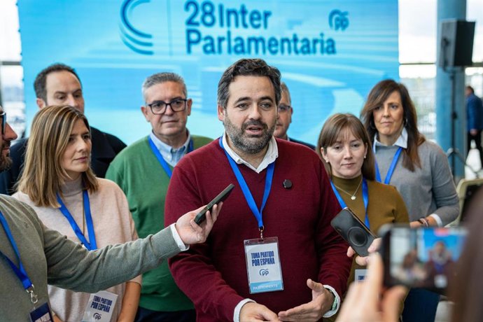 El presidente del PP de Castilla-La Mancha, Paco Núñez, en la Interparlamentaria del PP en La Coruña.