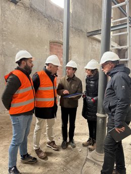 El concejal de Urbanismo de Martos, Juan Carlos Canalejo (1i), en una reciente visita a las obras.