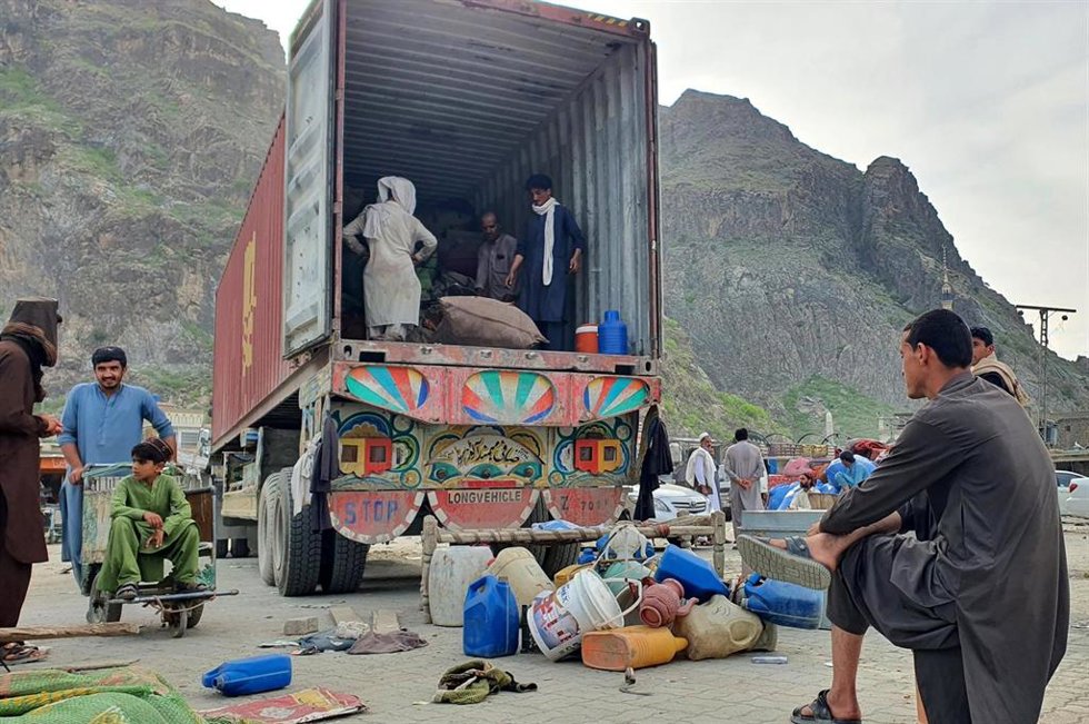 Archivo - Imagen de archivo de refugiados en el paso de Torjam entre Pakistán y Afganistán 