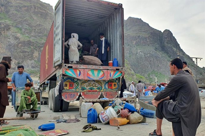 Archivo - TORKHAM, April 16, 2025  -- Afghan refugees unload their belongings from a truck at the Torkham border crossing in Nangarhar province, Pakistan, on April 16, 2025. A total of 826 Afghan families with 4,339 people left Pakistan on Tuesday, Afghan