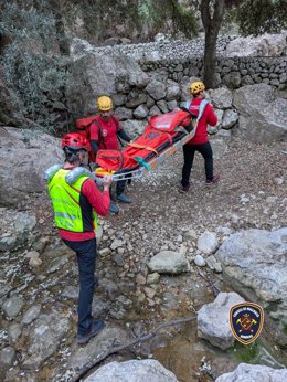 Bomberos de Mallorca evacuan a Son Espases a un hombre tras caerse en el barranco de Biniaraix