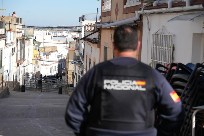 Despliegue policial por el atrincherado en su vivienda en Camas (Sevilla).