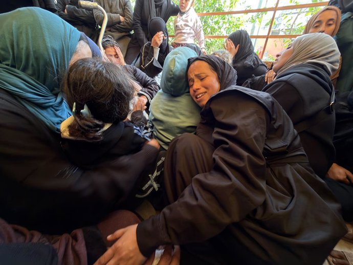 January 10, 2026, Khan Yunis, Gaza Strip, Palestinian Territory: Palestinians mourn the body of a man at Nasser Medical Complex in Khan Younis after he was brought to the hospital following injuries sustained in an Israeli strike. Khan Younis, southern Ga