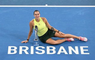 Aryna Sabalenka con su trofeo de Brisbane