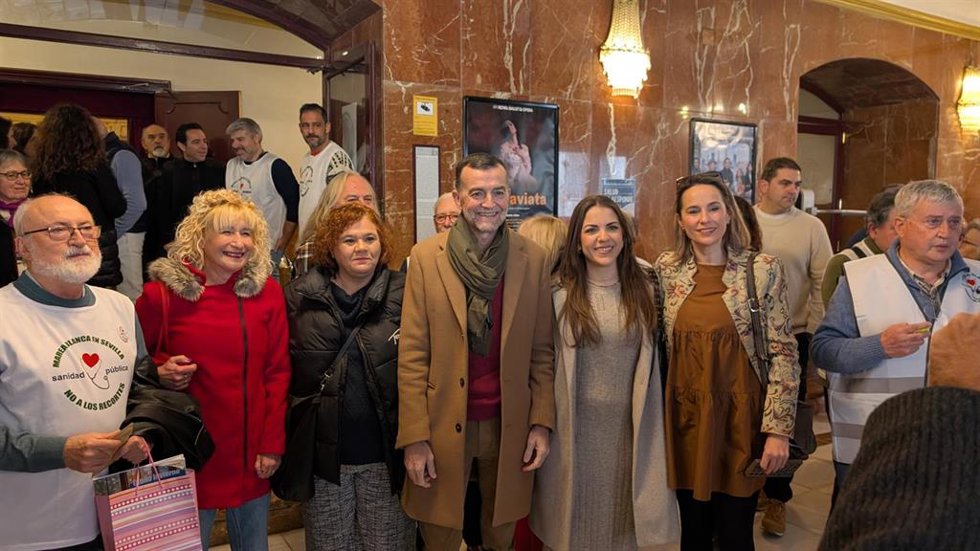 El coordinador federal de Izquierda Unida (IU) y candidato de la coalición Por Andalucía a la Presidencia de la Junta de Andalucía, Antonio Maíllo, en el centro, en la presentación de 'Salud no Responde', en el Cine Cervantes de Sevilla.