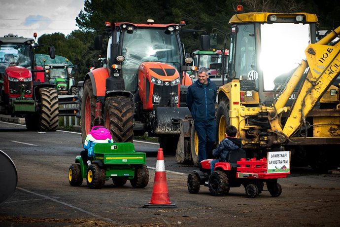 Agricultores y ganaderos cortan la AP-7 con tractores y rollos de paja, a 10 de enero de 2026, en Pontós, Girona, Cataluña (España). El corte es una protesta de los trabajadores del campo tras la noticia de la firma del acuerdo comercial entre la Unión Eu