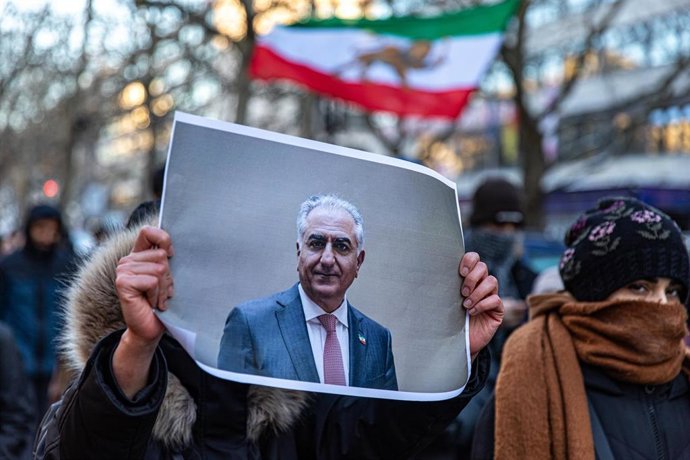 Fotografía de Reza Pahlaví durante una manifestación en Berlín