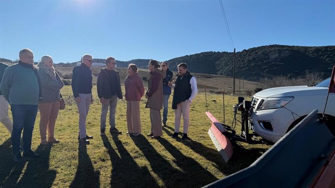 La consejera de Sostenibilidad y Medio Ambiente, Catalina Garcia, visita una zona de pastos en Santiago-Pontones.