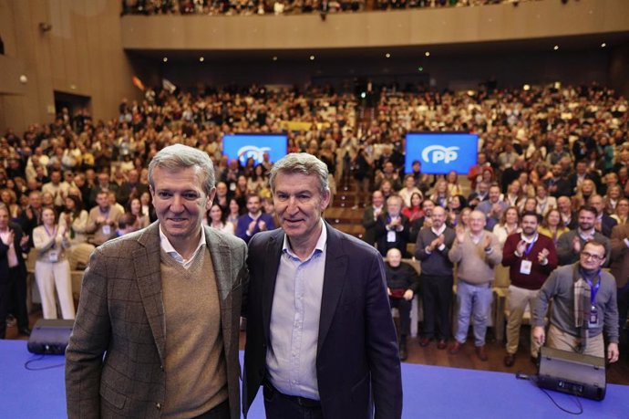 El president del Partit Popular, Alberto Núñez Feijóo (d), i el president de la Xunta de Galícia, Alfonso Rueda (i) durant l'acte de clausura de la 28 Interparlamentaria del PP, en el Palexco, a 11 de gener de 2026, a la Corunya, Galícia (Espanya). Baj
