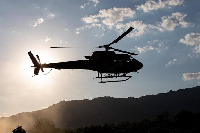 Archivo - Un helicóptero realiza una exhibición de rescate de altura del Grupo Especial de Rescate en Altura (GERA) de Bomberos de la Comunidad de Madrid, en la Ermita de San Isidro, a 10 de mayo de 2022, en El Boalo, Madrid (España). 