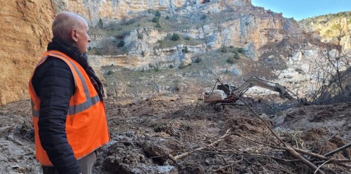 Miguel Ángel Arminio se ha desplazado a la Z-453 para comprobar los daños del desprendimiento.