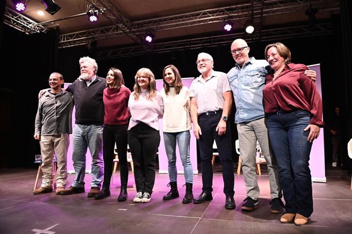 La secretaria general de Podemos, Ione Belarra (c), la secretaria política de Podemos, Irene Montero (3i), la candidata de Podemos a la Presidencia de Aragón, María Goikoetxea (4i), el coordinador federal de Alianza Verde, Juantxo López de Uralde (2i)