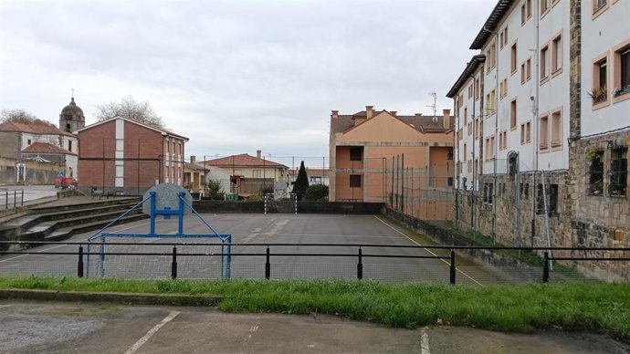 El Ayuntamiento de Colunga impulsa la mejora de la pista polideportiva de Lastres con una nueva inversión en deporte.