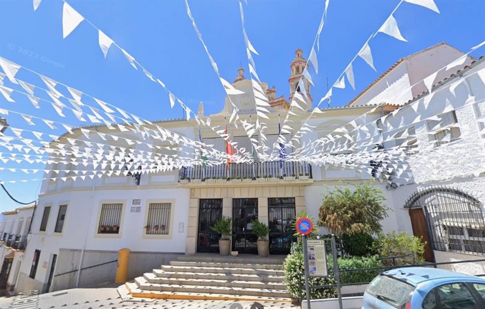 Imagen de la fachada del Ayuntamiento de Olvera (Cádiz).