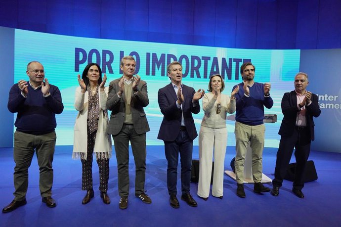 El presidente del Partido Popular, Alberto Núñez Feijóo (c), el presidente de la Xunta de Galicia, Alfonso Rueda (3i), la vicesecretaria de Regeneración del Partido Popular, Cuca Gamarra (3d), el vicesecretario de Política Autonómica, Local y Análisis Ele
