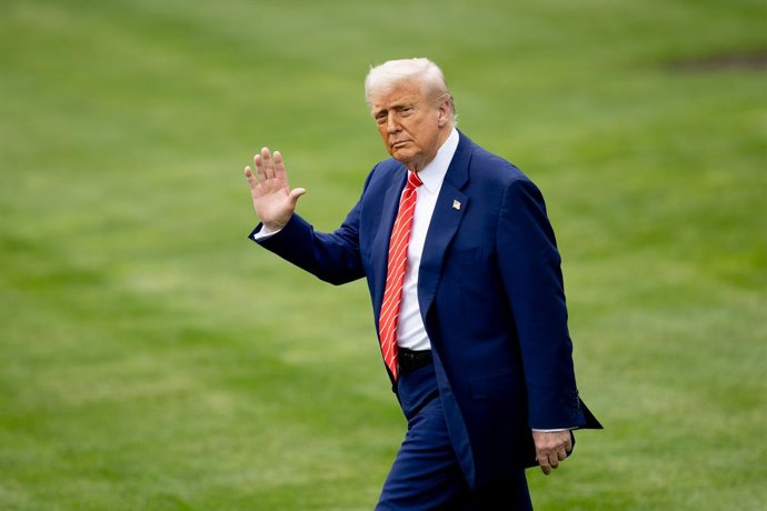 Archivo - WASHINGTON, May 30, 2025  -- U.S. President Donald Trump walks to board Marine One at the White House in Washington, D.C., the United States, on May 30, 2025. U.S. Supreme Court on Friday lifted a federal district court order that kept humanitar