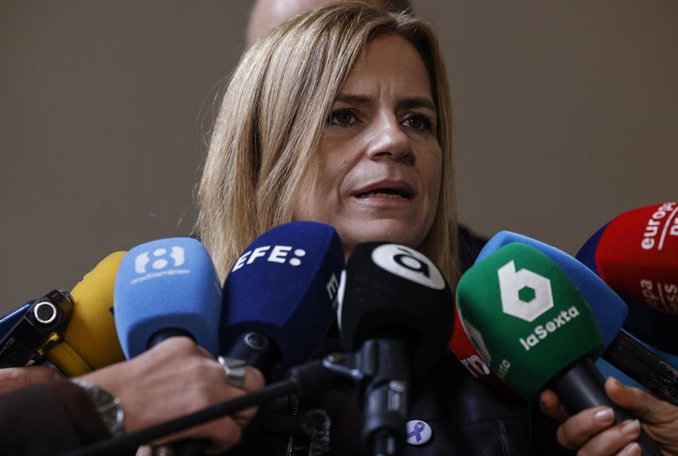 La delegada del Gobierno y secretaria de Igualdad del PSOE, Pilar Bernabé, atiende a los medios en imagen de archivo 