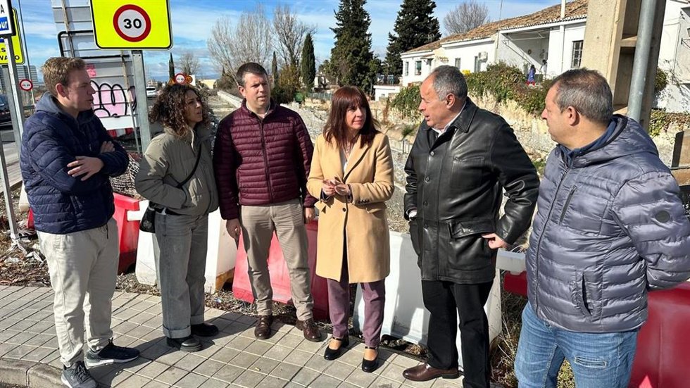 La diputada socialista Olvido de la Rosa, junto a los alcaldes de Monachil, José Morales y Huétor Vega, Mario del Paso.