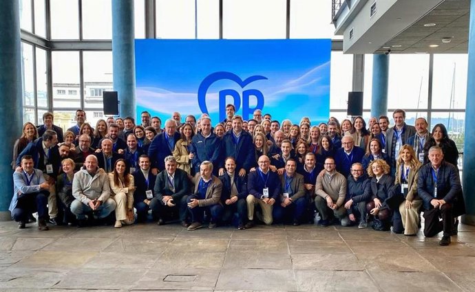 Foto de familia diputados y senadores andaluces.
