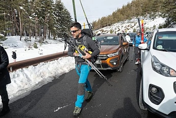 Imagen de archivo de carretera con nieve en Andalucía.