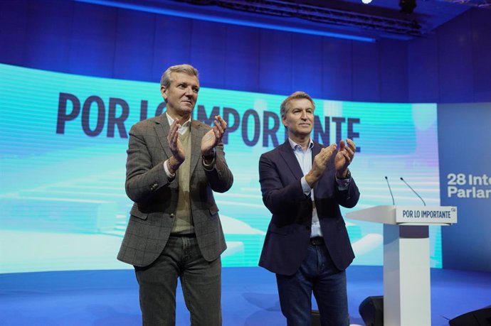 O presidente do Partido Popular, Alberto Núñez Feijóo (à direita), e o presidente da Xunta da Galiza, Alfonso Rueda (à esquerda), durante o ato de encerramento da 28ª Interparlamentar do PP, no Palexco, em 11 de janeiro de 2026, em A Coruña, Galiza (Espan