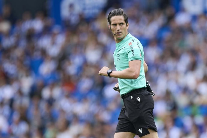 Archivo - Jose Luis Munuera Montero looks on during the LaLiga EA Sports match between Real Sociedad and RCD Mallorca at Reale Arena on April 12, 2025, in San Sebastian, Spain.