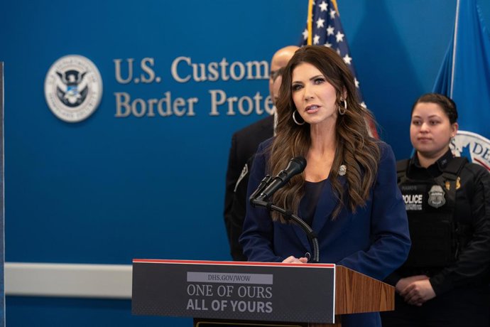 08 de janeiro de 2026, EUA, Nova York: A secretária do Departamento de Segurança Interna dos EUA, Kristi Noem, fala durante uma coletiva de imprensa sobre operações de imigração no escritório regional do DHS em Nova York, no One World Trade Center. A cole