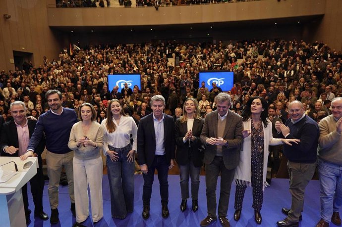 El presidente del Partido Popular, Alberto Núñez Feijóo (c), el presidente de la Xunta de Galicia, Alfonso Rueda (3d), la vicesecretaria de Regeneración del Partido Popular, Cuca Gamarra (3i), el vicesecretario de Política Autonómica, Local y Análisis Ele
