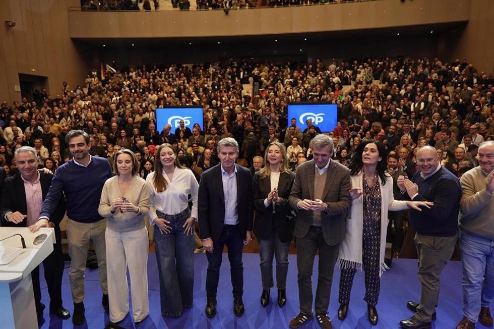 El presidente del Partido Popular, Alberto Núñez Feijóo (c), el presidente de la Xunta de Galicia, Alfonso Rueda (3d), la vicesecretaria de Regeneración del Partido Popular, Cuca Gamarra (3i), el vicesecretario de Política Autonómica, Local y Análisis E