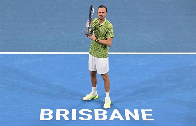 Daniil Medvedev con su trofeo de Brisbane