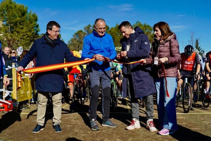 El director general de Juventud y Deportes, Carlos Yuste en Tarancón, en el Campeonato de España de Cicloross.