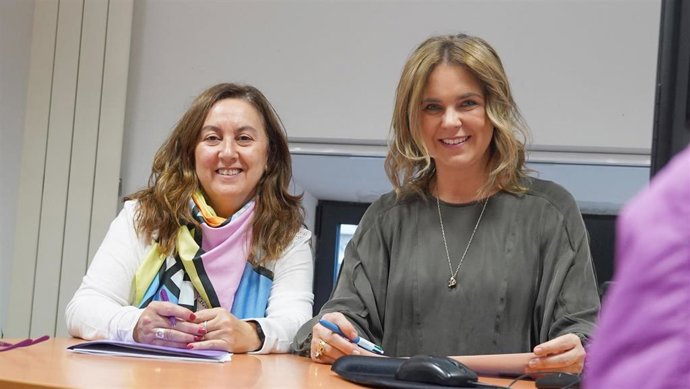 La concejala de Educación, Juventud e Igualdad, Eva Iglesias, presenta el programa Conmovidas.