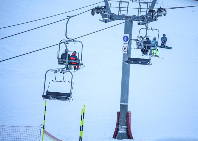 26 de dezembro de 2025, Saint Ouen, Paris, França: Nos Alpes Marítimos, a estação de Valberg está a viver um boom este ano. Os visitantes são conquistados pelo esqui alpino, pelos passeios pela floresta e pela descoberta da região. No coração do Mercantou