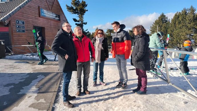 Los candidatos Rafael Guía, Mari Carmen Soler y Pedro Polo junto a la diputada provincial de la zona Yolanda Salvador y un representante del sector de la nieve en la zona, Jesús Edo, a pie de pista en la estación de Valdelinares.