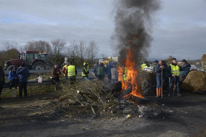 Agricultores y ganaderos cortan la A-52 con tractores y rollos de paja, a 10 de enero de 2026, en Xinzo de Limia, Orense, Galicia (España).