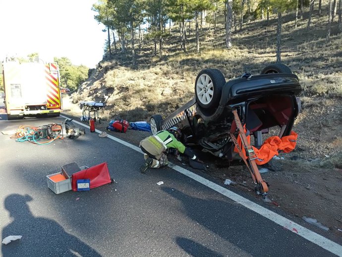 Los bomberos en el lugar del accidente de este domingo en MOra de Rubielos en el que ha fallecido una persona y otras dos han resultado heridas de carácter grave.