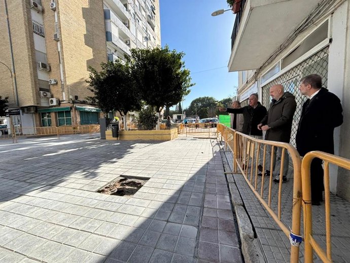 El alcalde de Sevilla, José Luis Sanz, visita las obras en la barriada Santa María, en Triana.