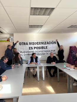 En el centro, Gasqued, Guitarte y Díez en la reunión de este domingo con la plataforma de afectados por el cambio del sistema de riego del canal de las Bardenas de la Comunidad V.
