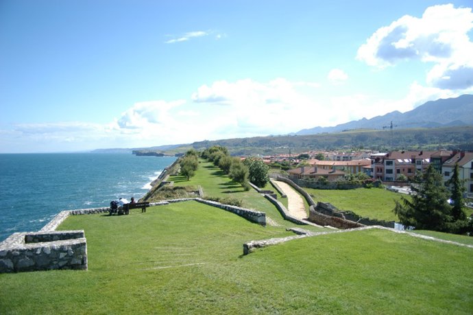 El Ayuntamiento de Llanes adjudica en 115.000 euros la recuperación medioambiental del Paseo de San Pedro.