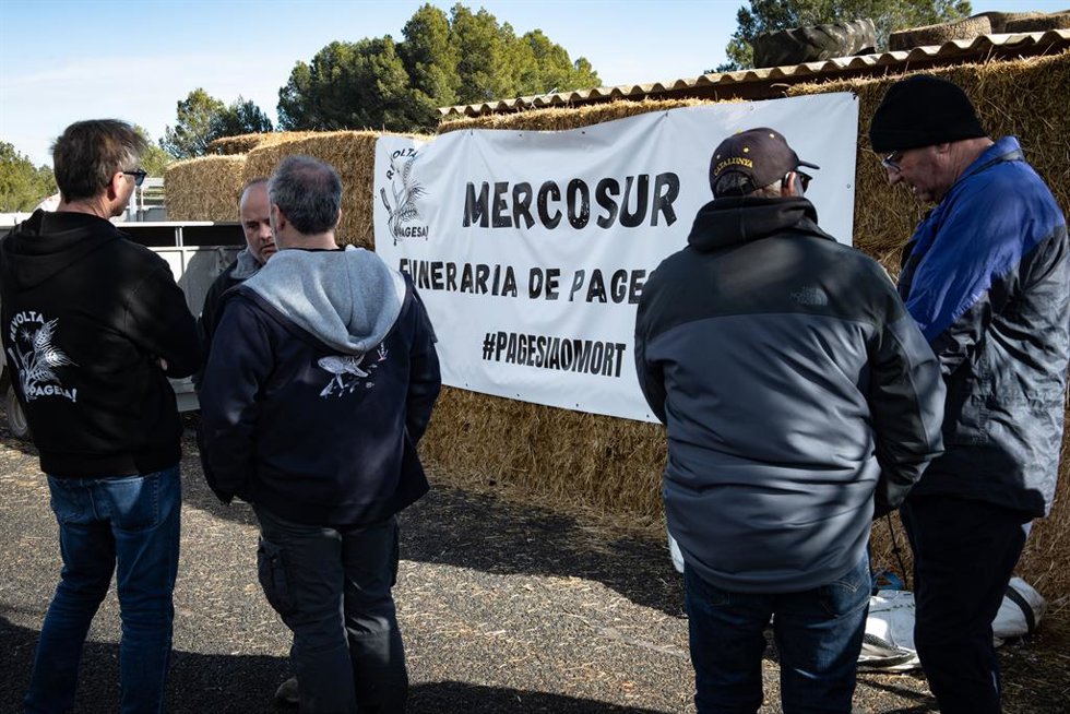 Agricultores y ganaderos cortan la AP-7 con tractores y rollos de paja este fin de semana
