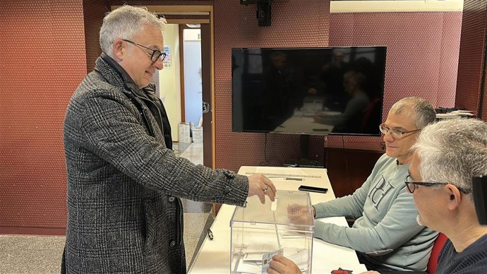 Ángel Ceña vota en las primarias celebradas este domingo en Soria ¡YA!.