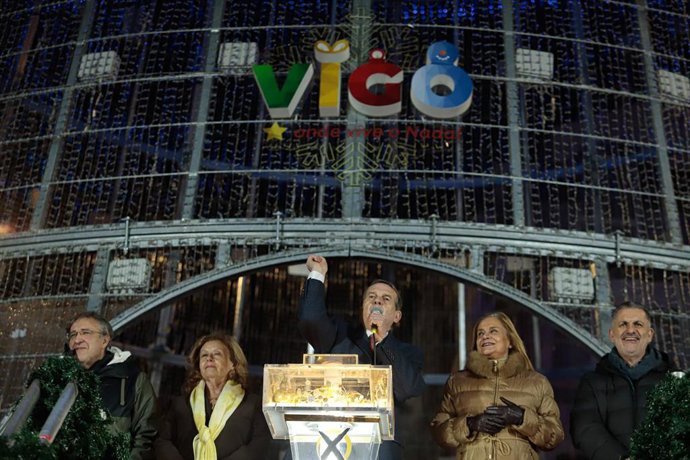 El alcalde de Vigo, Abel Caballero, apagando las luces de Navidad