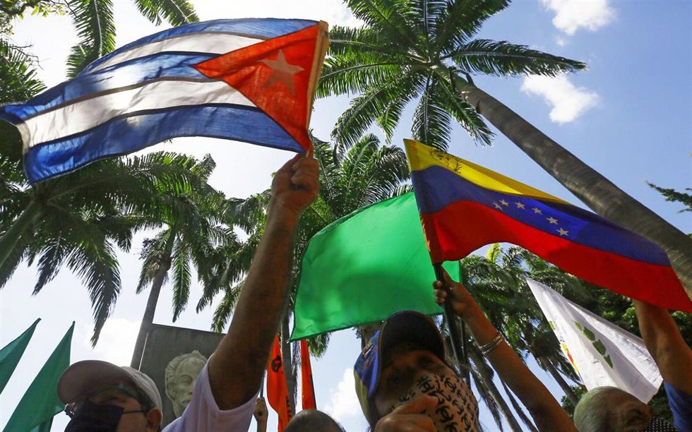 Archivo - Banderas de Venezuela y Cuba