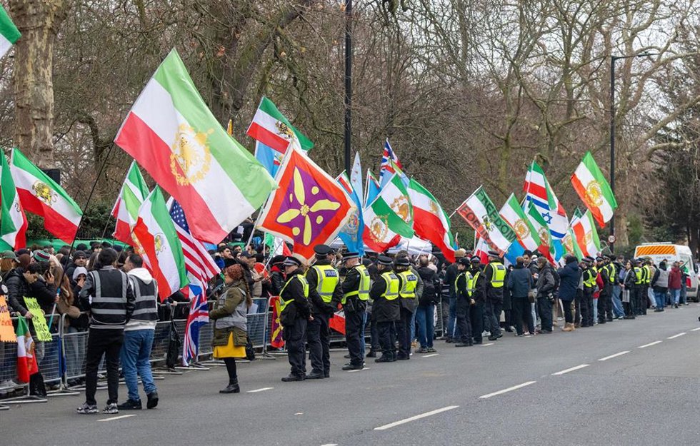 Manifestantes contrarios al actual Gobierno iraní organizan una protesta frente a la Embajada de Irán en Londres